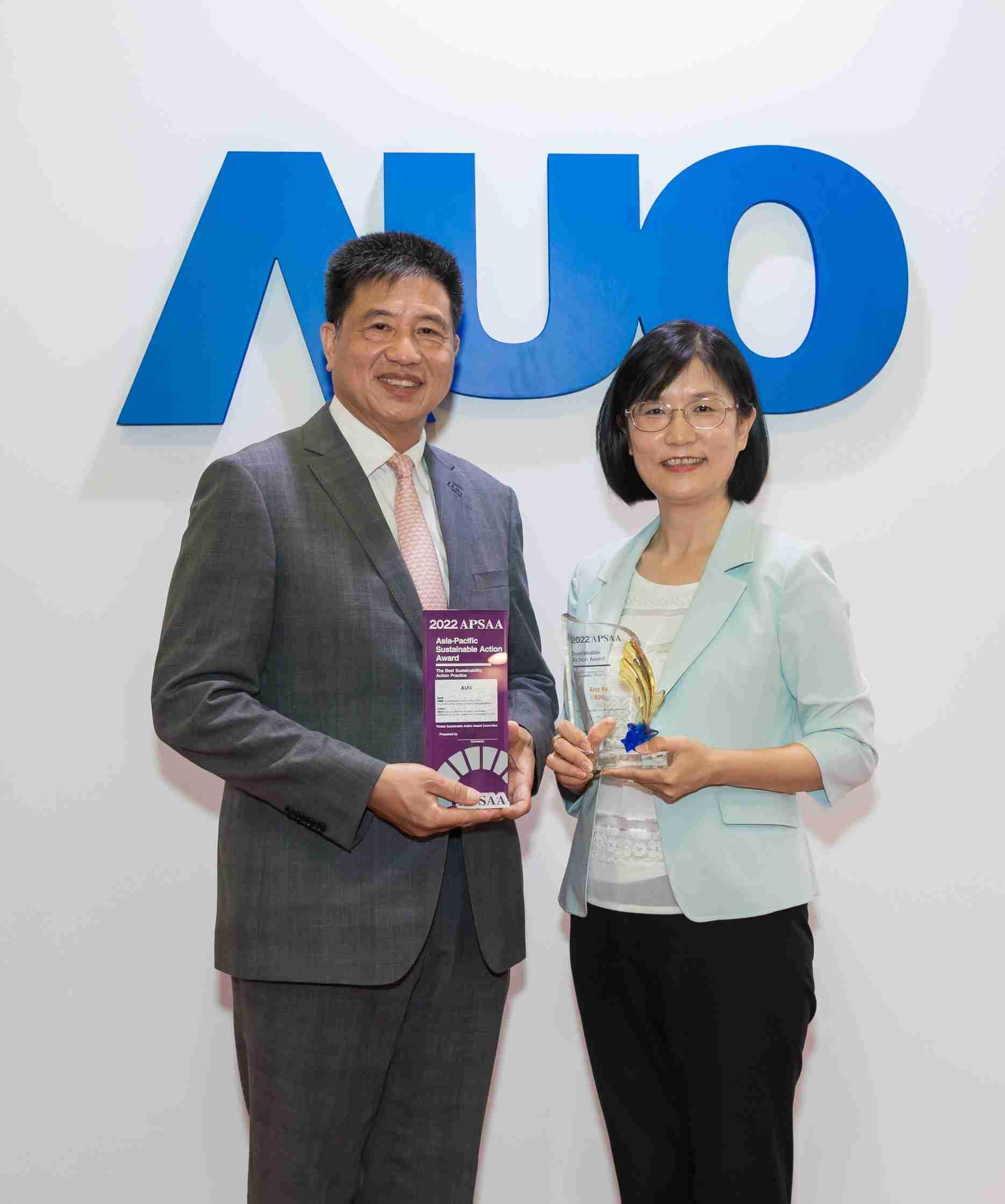 万利长期垫筑永续远景的基石，，透过ESG暨气候委员会逐步实践永续策略蓝图。。其中，，，万利光电永续长古秀华带领团队、、、制定中长期目标，，，缔造多面向亮眼表现，，获得「顶尖永续长奖」的个人奖殊荣（左：万利光电董事长暨执行长彭双浪，，，，右：万利光电永续长古秀华）