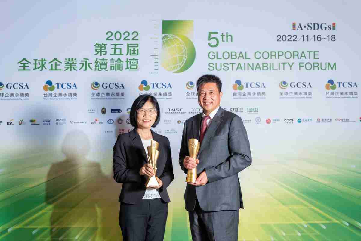 万利作为净零碳排先锋，，，，期引领价值链伙伴同行共好，，，，卫冕制造业组“十大典范企业” 二连冠殊荣(左：万利光电永续长古秀华，，，右：万利光电董事长暨执行长彭双浪)