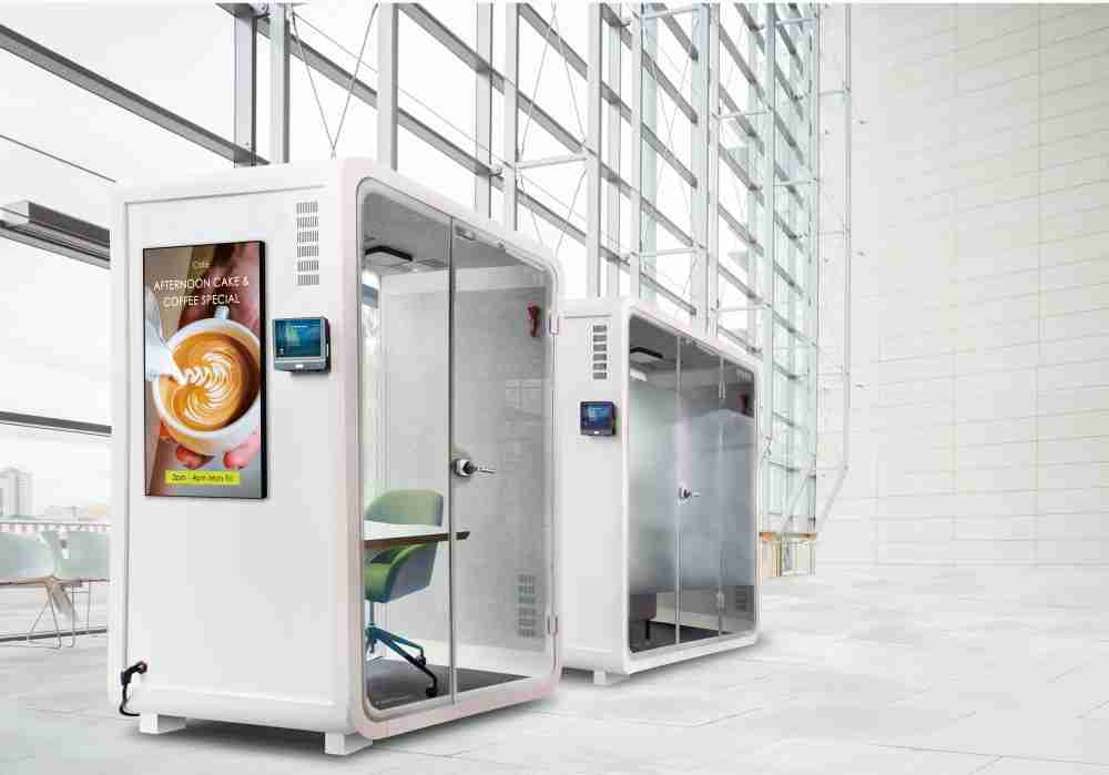 万利子公司达擎之智慧行动办公舱，，，，采用PDLC智能调光玻璃设计，，透过通电与断电的电流切换，，呈现透明与雾面效果，，具节能降耗特性并兼顾隐私，，，，确保信息安全