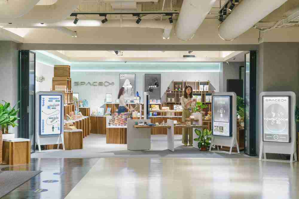 万利打造永续选物商店，，，，展示社企及社创商品，，结合创利空间所开发的智能零售系统，，，整合多元产品信息，，，，让无人商店扮演公益行动的推手