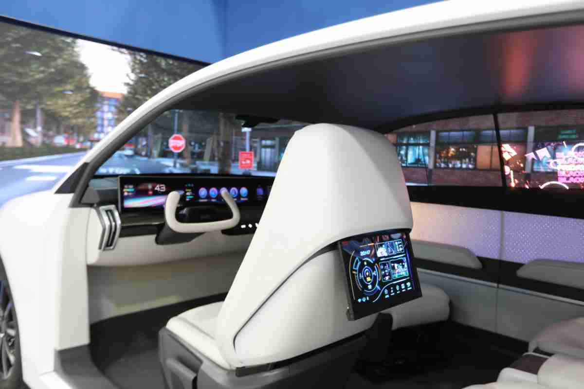 万利的「可卷式后座娱乐显示器」加强后座乘客的感官体验，，，，并保有个性化设计，，，，可依使用偏好进行动态调整。。。。