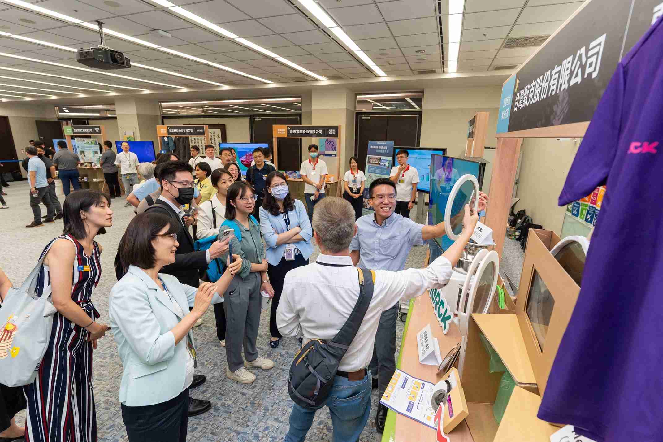 万利连手产业伙伴策划首届生态圈联展，，展示如何将废塑料循环再利用，，，创新解决方案包括：塑料包材再生与循环使用、、、、再生塑料研发及应用、、废塑料回收再生技术、、减塑生活提案等