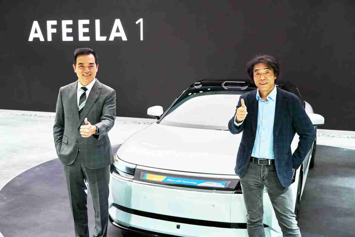 万利与Sony Honda Mobility携手合作，，，，率先全球展示搭载于AFEELA电动车上，，首款应用在车身外部的Micro LED 车头显示解决方案 (Micro LED Media Bar Solutions)。。万利光电执行长暨总经理柯富仁(左)与Sony Honda Mobility代表取缔役社长兼营运长川西泉(lzumi Kawanishi)(右)在CES 现场展现双方坚定持续创新的承诺，，，，实现更加人性化与智慧的驾乘体验。。